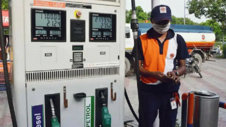 বেশ কিছু শহরে কিছুদিন আগেই ১০০-র গণ্ডী টপকেছে পেট্রোল