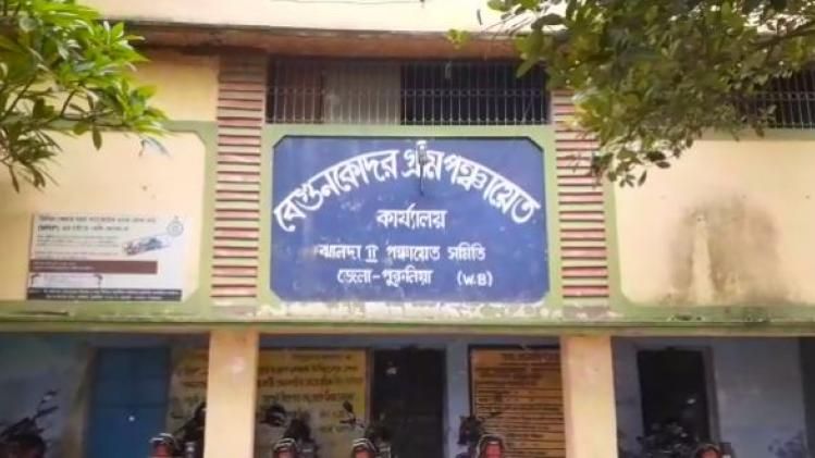 সাহায্য করছে না পঞ্চায়েত! পুরুলিয়ায় উলঙ্গ হয়ে প্রতিবাদ প্রৌঢ়ের