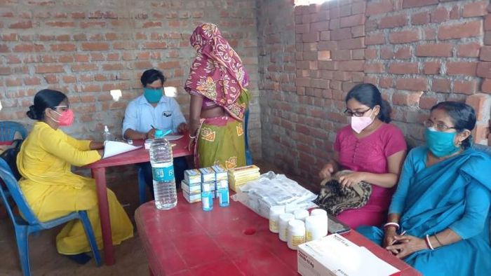 গ্রামে পরিষেবা দিচ্ছেন চিকিৎসকেরা