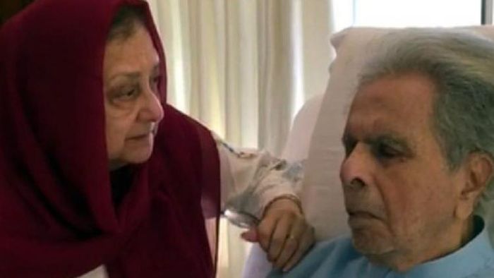 দিলীপ কুমারের পাশে স্ত্রী সায়রা বানো