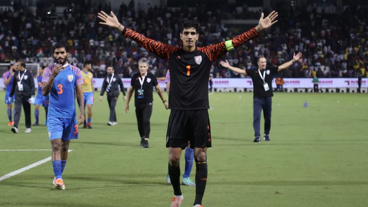 Er oz xojayinidan buyruq oladi va uning sikini soradi (porno)