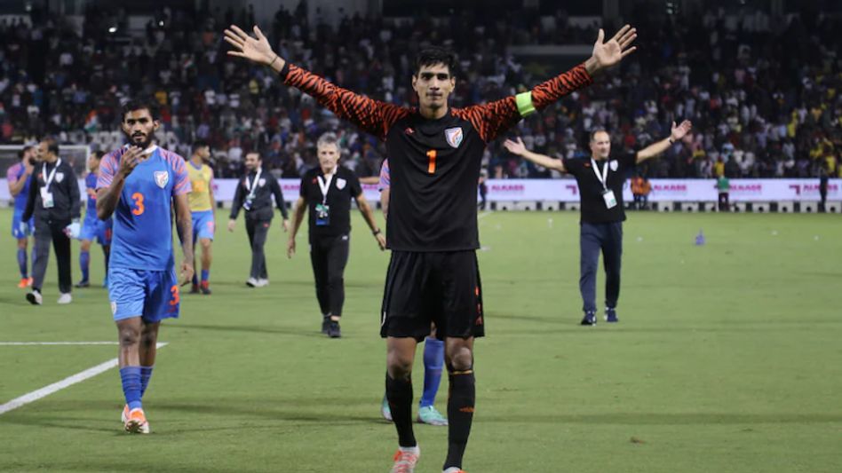 Jinsiy aloqa foto video yashirin kamera Er oz xojayinidan buyruq oladi va uning sikini soradi (porno)