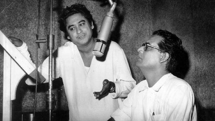 কিশোর কুমারের সঙ্গে গানের রেকর্ডিংয়ে।