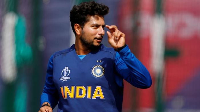 ভারতীয় দলের জার্সি গায়ে কুলদীপ যাদব। ফাইল ছবি।