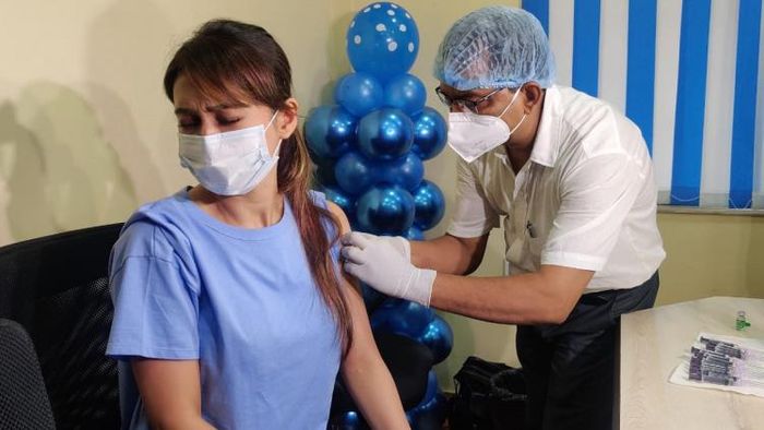 এই ক্যাম্পেই গত কাল টিকার প্রথম ডোজ নেন মিমি। নিজস্ব চিত্র