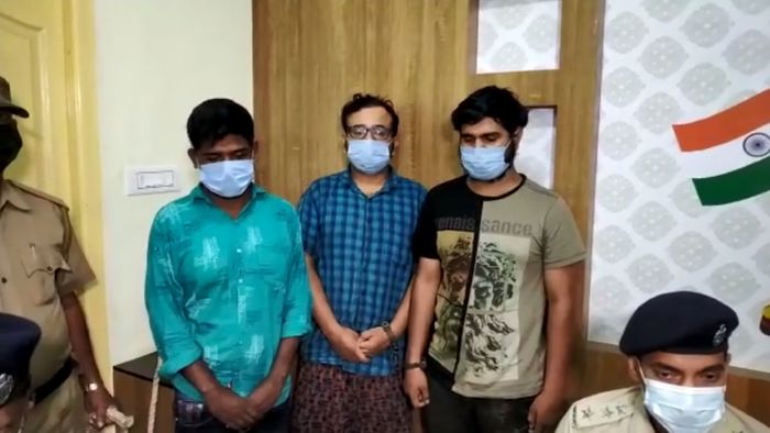 চুরি, চোরাই মাল কেনার অভিযোগ ধৃত সৌমাল্য চৌধুরি, প্রকাশ শাসমল এবং মাধব সামন্ত। ছবি: হিমাদ্রী ঘোষ