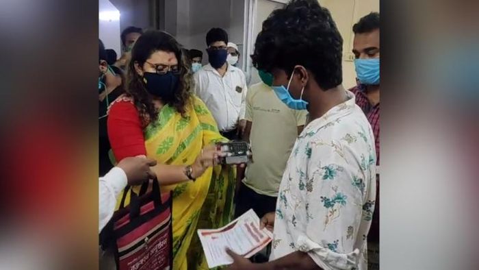 ওই রক্তদান শিবিরে সুজাতা মন্ডল খাঁ। ছবি সৌজন্য: ফেসবুক