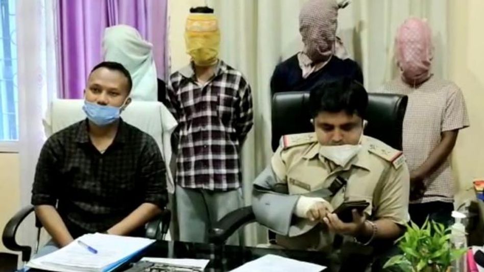 খেলনা পিস্তল নিয়ে পুলিশ সেজে তোলাবাজির চেষ্টা, ধৃত চার খেলনা পিস্তল নিয়ে পুলিশ সেজে তোলাবাজির চেষ্টা, ধৃত চার