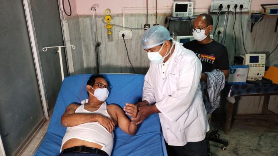 বিজেপি সাংসদকে মার দুষ্কৃতীদের, তৃণমূলের দিকে অভিযোগ বিজেপি সাংসদকে মার দুষ্কৃতীদের, তৃণমূলের দিকে অভিযোগ