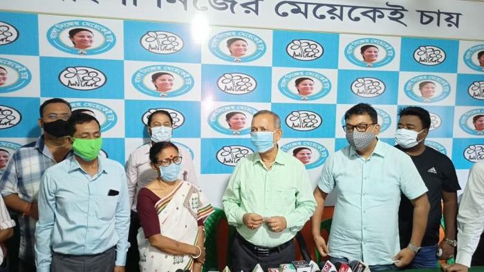 বাম থেকে ডানে প্রীতিকণা বিশ্বাস