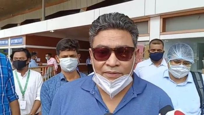 শিলিগুড়িতে বাগডোগরা বিমানবন্দরে ইন্দ্রনীল সেন