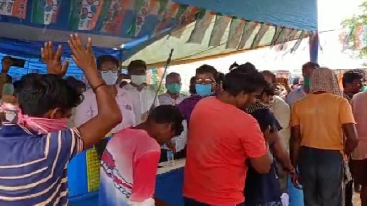 বিজেপির গন্ধ মুছে স্যানিটাইজ করে তৃণমূলে