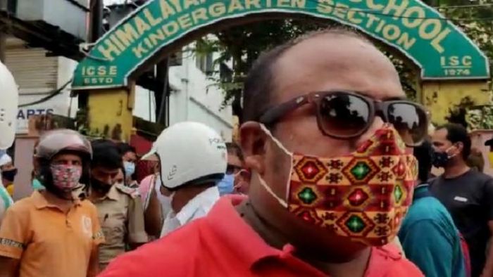 স্কুলের সামনে অভিভাবকদের বিক্ষোভ