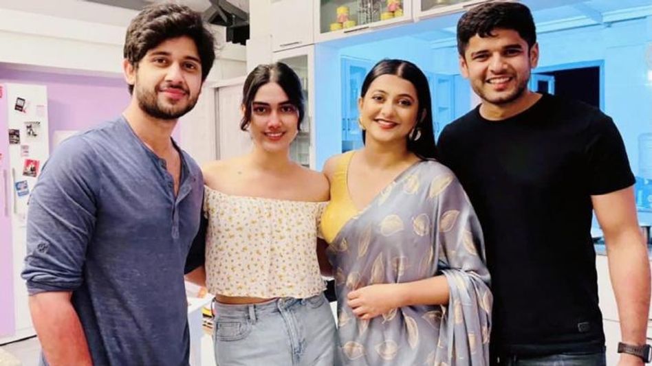 ফ্রেমে দু'জোড়া 'Love Birds'! প্রকাশ্যে 'উচ্ছেবাবু'-র মনের মানুষের ছবি  ফ্রেমে দু'জোড়া 'Love Birds'! প্রকাশ্যে 'উচ্ছেবাবু'-র মনের মানুষের ছবি