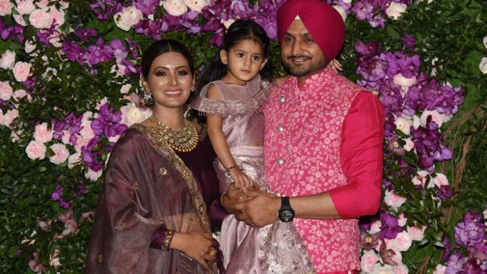 গীতা বাসরা ও হরভজন সিংয়ের সঙ্গে তাঁদের প্রথম সন্তান কন্যা। ফাইল ছবি।