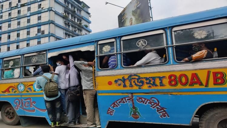 ভিড়ে ঠাসা বাস, শিকেয় সামাজিক দূরত্ব বিধি