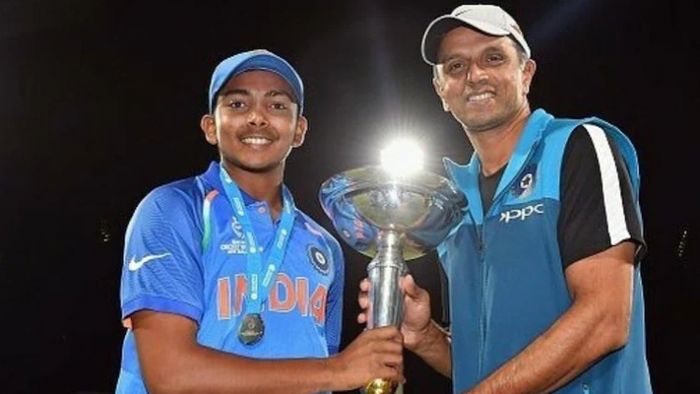 রাহুল দ্রাবিড়ের সঙ্গে পৃথ্বী সাউ। ফাইল ছবি।