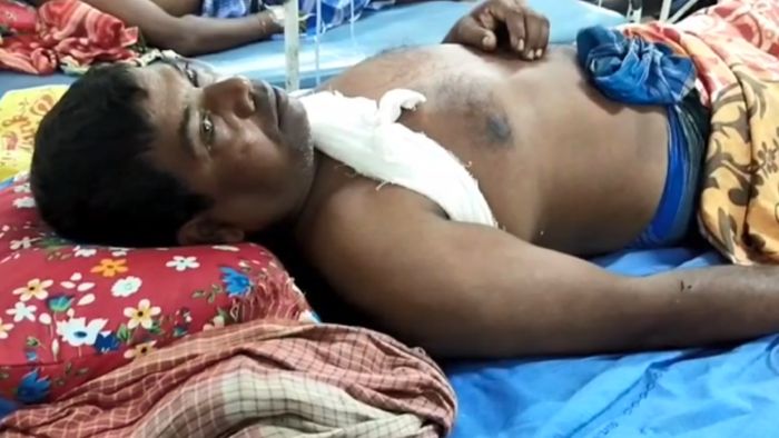 আক্রান্ত পোল্ট্রি ব্যবসায়ী নিবাস মন্ডল বয়স। ছবি: ভাস্কর রায়