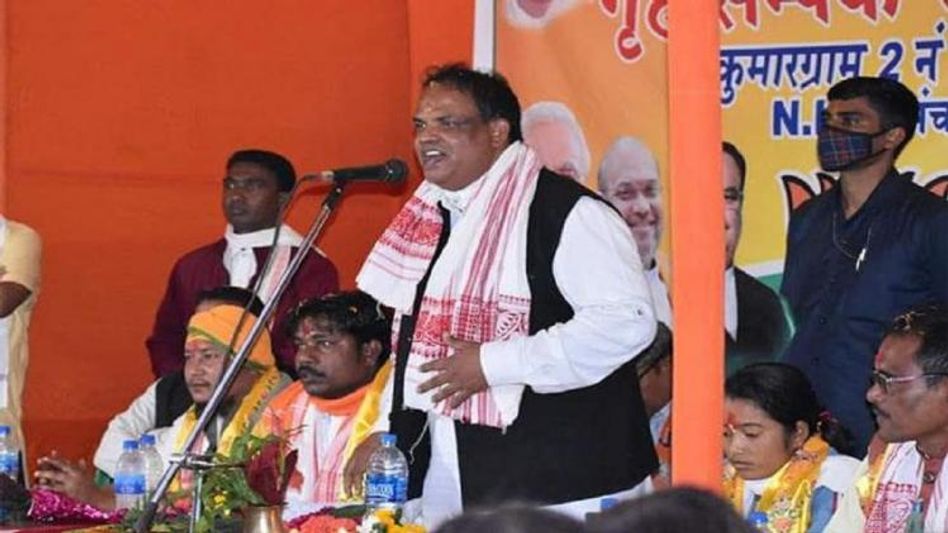 জন বার্লাকে মন্ত্রী করে কি এক ঢিলে দুই পাখি মারার চেষ্টা BJP-র? জন বার্লাকে মন্ত্রী করে কি এক ঢিলে দুই পাখি মারার চেষ্টা BJP-র?