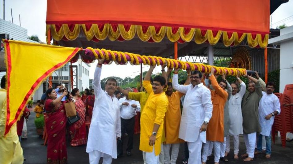 খুঁটি পুজো দিয়ে দুর্গাপুজোর ঢাকে কাঠি! কেন হয় এই উৎসব? খুঁটি পুজো দিয়ে দুর্গাপুজোর ঢাকে কাঠি! কেন হয় এই উৎসব?