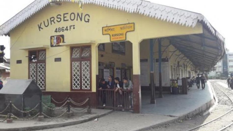 কার্শিয়ংয়ে জল উপচে ঢুকছে বাড়িতে, অবাক এলাকাবাসী কার্শিয়ংয়ে জল উপচে ঢুকছে বাড়িতে, অবাক এলাকাবাসী