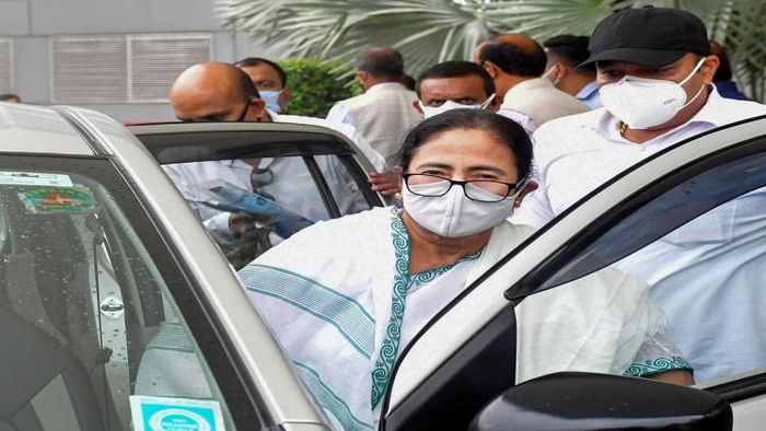 মমতা বন্দ্যোপাধ্যায় যখন দিল্লি পৌঁছলেন -- ছবি: PTI