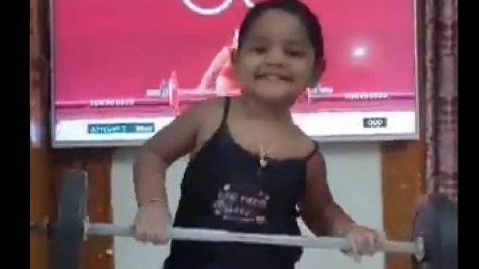 মীরবাই চনুকে কপি করছেন বাচ্চা মেয়ে।