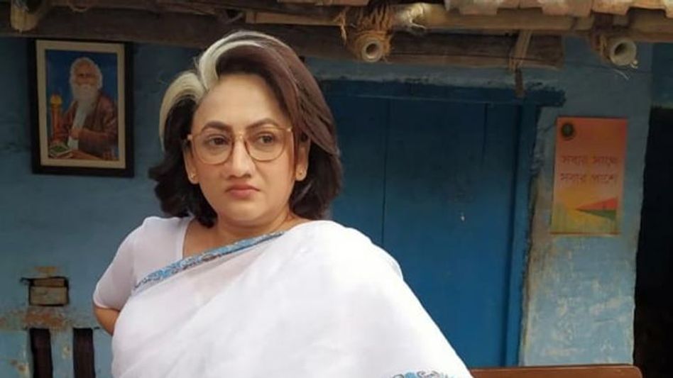 এক চেহারায় দুই চরিত্র? মমতা ও ইন্দিরার যুগ্ম বেশে শ্রীলেখার নতুন রাজনৈতিক ড্রামা 'ন্যায়' এক চেহারায় দুই চরিত্র? মমতা ও ইন্দিরার যুগ্ম বেশে শ্রীলেখার নতুন রাজনৈতিক ড্রামা 'ন্যায়'