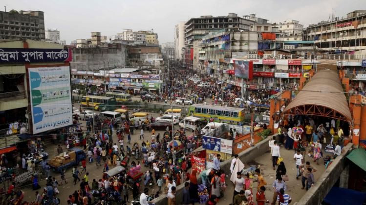 ১৭ দিন পর ঢাকার রাস্তায় বাস-ট্রেন, ভীত স্বাস্থ্যমন্ত্রীই!