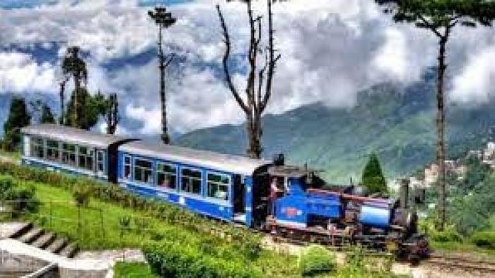 টয় ট্রেনের বাঁশির অপেক্ষায় পাহাড়