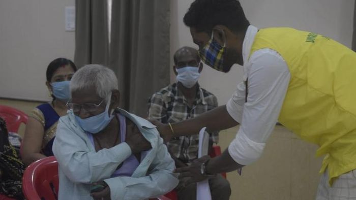 করোনা টিকাকরণ চলছে