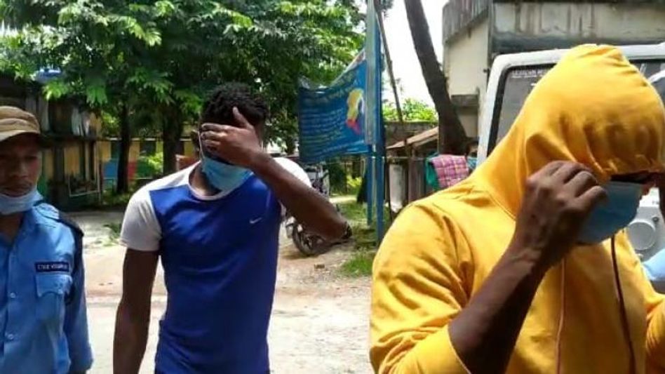 চোরাপথে ভারতে ফিরতে গিয়ে ধৃত ক্যামেরুনের ৪ ফুটবলার চোরাপথে ভারতে ফিরতে গিয়ে ধৃত ক্যামেরুনের ৪ ফুটবলার