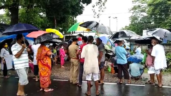 টিকার লাইন বিক্রি করে গ্রেফতার