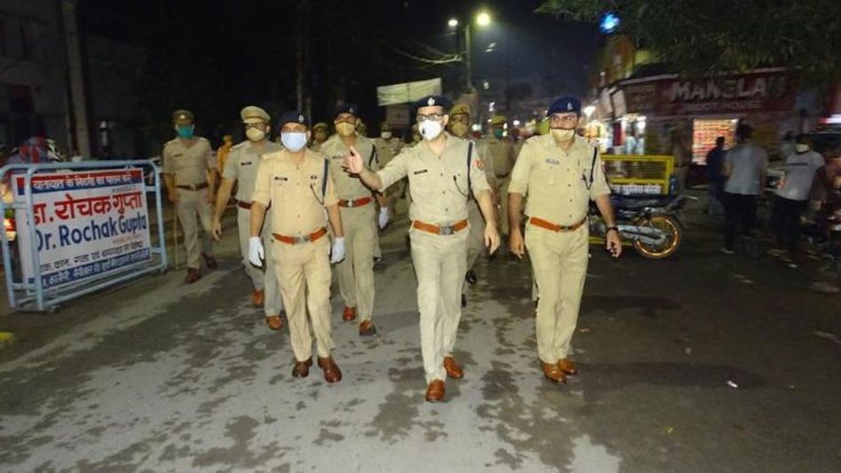UP: ৫ শিশুকে খুঁটিতে বেঁধে চাবুক-লাথি, তারপর ইলেক্ট্রিক শক UP: ৫ শিশুকে খুঁটিতে বেঁধে চাবুক-লাথি, তারপর ইলেক্ট্রিক শক