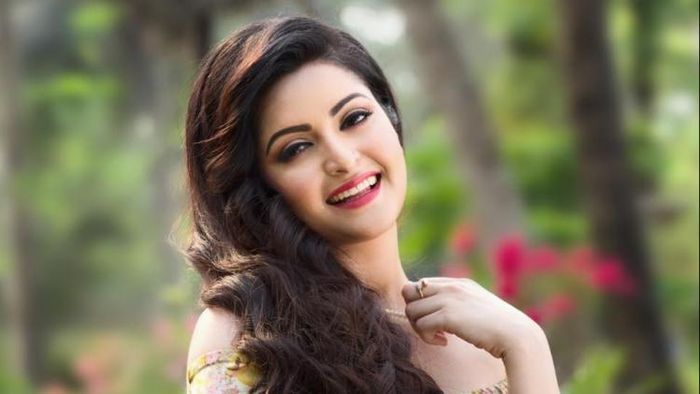 পরীমনিকে নিয়ে মুখ খুলতে শুরু করেছে বাংলাদেশের শিল্পী সমাজ