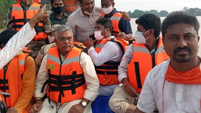 ঘাটালে প্লাবিত এলাকা পরিদর্শনে দিলীপ ঘোষ। ছবি: শাজাহান আলী