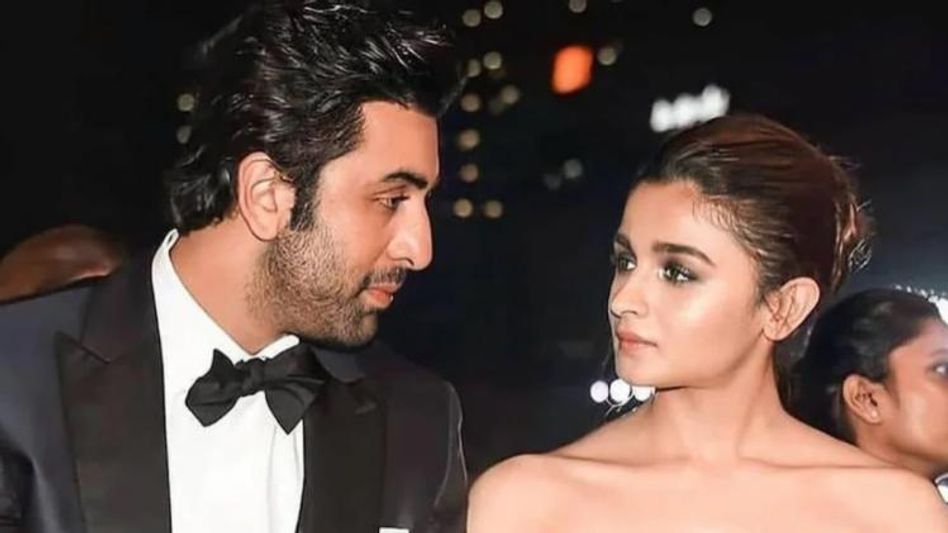 আলিয়া-রণবীরের KISS কিস্সা! তাড়িয়ে উপভোগ নেটিজ়েনদের আলিয়া-রণবীরের KISS কিস্সা! তাড়িয়ে উপভোগ নেটিজ়েনদের