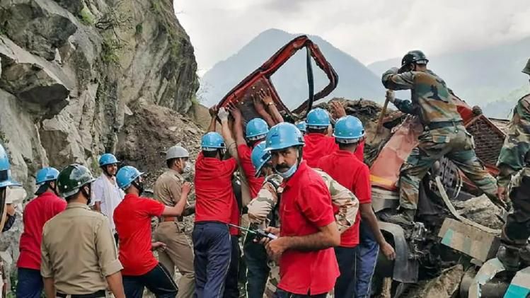 কিন্নর ভূমিধসে মৃত বেড়ে ১৩, এখনও আটকে অনেকে