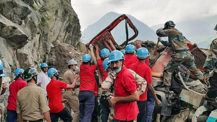 চলছে উদ্ধারকার্য