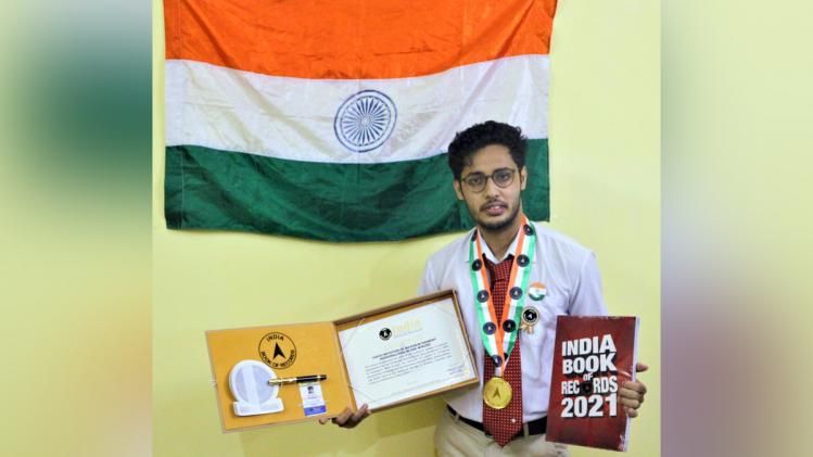 ১ মিনিটে ২২ জনের গলা নকল! India Book of Records-এ নাম ময়ূখের