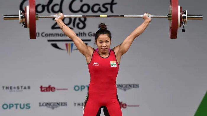 ওয়েটলিফ্টিং করছেন মীরাবাই। ফাইল ছবি।