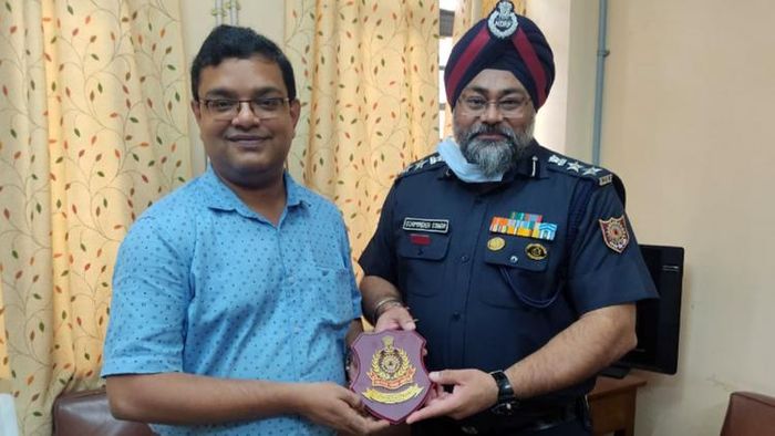 অধ্যাপক ইমনকল্যাণ লাহিড়ী এবং ২ এনডিআরএফের কমান্ড্য়ান্ট গুরমিন্দর সিং। ছবি সৌজন্য: এনডিআরএফ