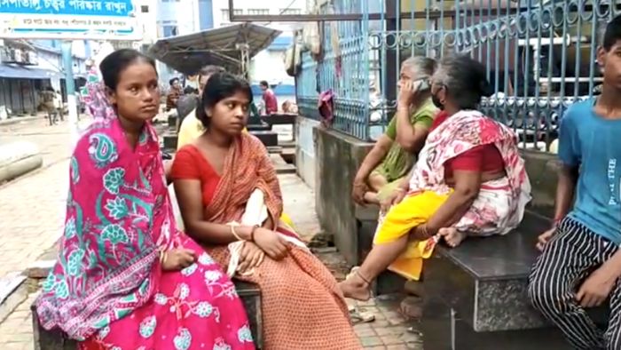 নিহত কিশোরের পরিবারের সদস্যরা (বাঁদিকে)। বৃহস্পতিবার মালদা মেডিকেল কলেজে। ছবি: ভাস্কর রায়