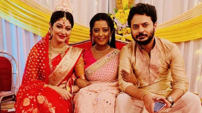 'দেশের মাটি'-র সেট থেকে রুকমা রায়, শ্রুতি দাস ও রাহুল বন্দ্যোপাধ্যায়
