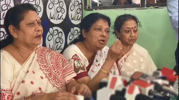 মালা রায়, শিখা মিত্র এবং শুভ্রা ঘোষ (বাঁদিক থেকে)। ছবি: রাহুল মণ্ডল