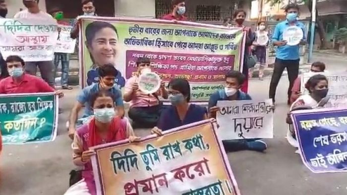 হবু শিক্ষকদের বিক্ষোভ