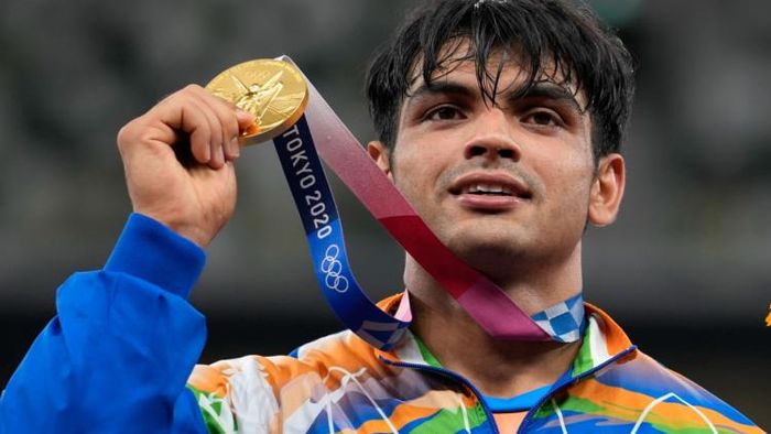 এটাই সেরা অলিম্পিক, সোনার পদক দেখাচ্ছেন নীরজ চোপড়া