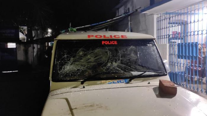 পুলিশে গাড়ি ভাঙচুর