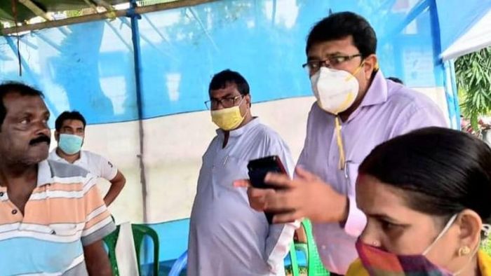 দুয়ারে সরকারে দুয়ারে নেতা