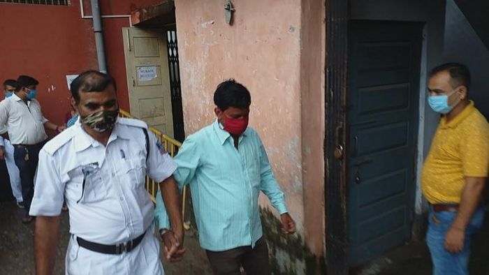 এজলাসে নিয়ে যাওয়া হচ্ছে অভিযুক্তকে